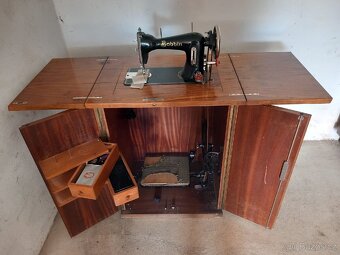 Starožitný skříňový šicí šlapací stroj Bobbin - 2