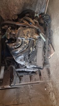 Motor BMW 325i e30 - 2