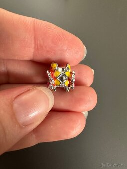 Žlutá květina s motýlem přívěsek na Pandora náramek - 2