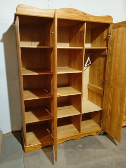 Selská celodřevěná šatní skříň - 2