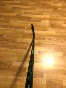 Hůl CCM Ribcor Trigger Team, flex 85, pravá 28 - 2
