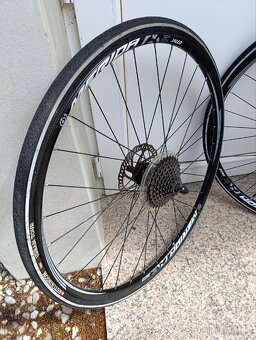 Kola Merida s plášti Hutchinson, kotoučové brzdy, kazeta - 2