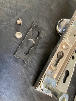 Bezpečnostní dveřní kování ROSTEX se zámkem za 500 kč - 2