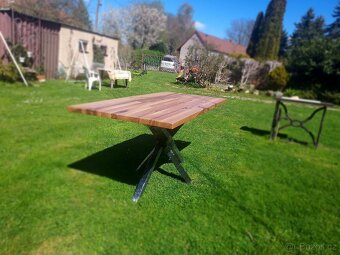 Ořechový jídelní stůl - 2