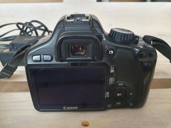 Canon EOS 550D se základním objektivem. - 2
