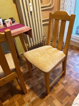 Jídelní stůl s umakartem a 2 dřevěné židle v pěkném stavu - 2