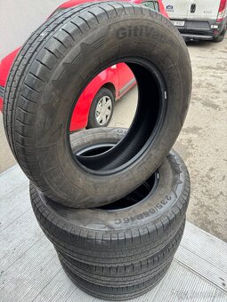 Pneu 235/65/16c letni jako nove málo jete. - 2