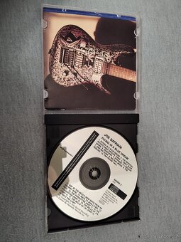 Joe Satriani - Flying in a Blue Dream - 2