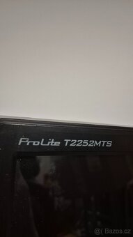 Starší herní počítač s OS Windows a monitorem 22". - 2