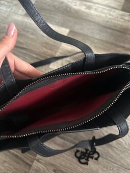 Guess černá kabelka s přívěskem – elegantní klasika - 2