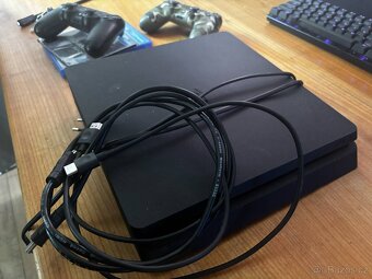 PlayStation 4 (PS4) + 2 ovladače + 2 top hry - Kompletní bal - 2