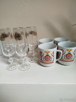 Hrničky nepoškozené 4 ks.+5skleniček na víno. - 2
