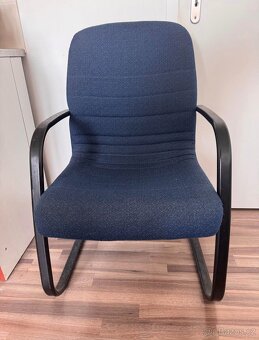 Pohupovací křeslo, kovová konstrukce, měkké nezničené polrov - 2