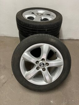 Alu kola-orig.Škoda,nepoškrábané s pneu na dojetí 195/55,R15 - 2
