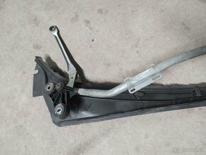 BMW E60/E61 535d 200kw lišta předních stěračů. - 2