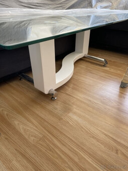 Stolek se skleněnou deskou k sedačce. Konferenční. - 2