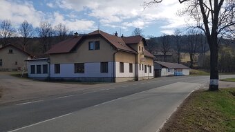 Bytový dům s dílnou a velkou garáží - 2