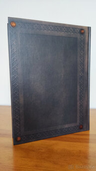 Dragon Age II Collector's Edition: The Complete Official Gu - 2