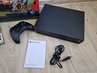 Herní Konzole Xbox One X 1TB plus hry krabice - 2