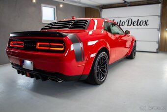 Dodge challenger 6,4 - 2