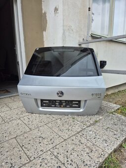 Prodám octavia 2 sedan zadni kufr stříbrná metaliza - 2
