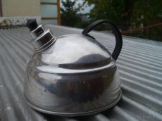 Retro konvička na kávu nebo čaj. - 2