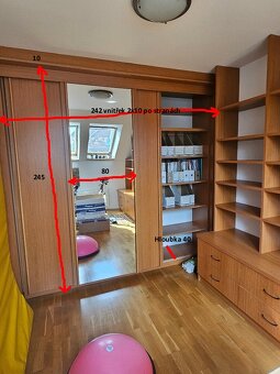 Vestavná skříň s posuvnými dveřmi od truhláře - 2