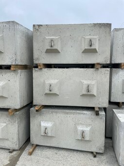 Betonové bloky, kostky - 2