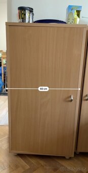 Sada tří skříněk, uvnitř police - 2