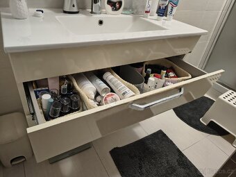 Koupelnová skříň s umyvadlem - 2