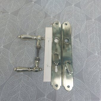 Staré mosazné kliky a štítky. - 2