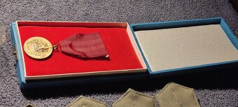 Armádní odznaky atd. - 2