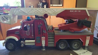 Hasičské auto RC model MACK 1)20 - 2