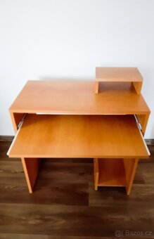 Dřevený stůl stavěný k PC - 2