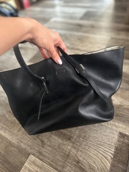 Calvin Klein černá kabelka – elegantní a prostorná - 2