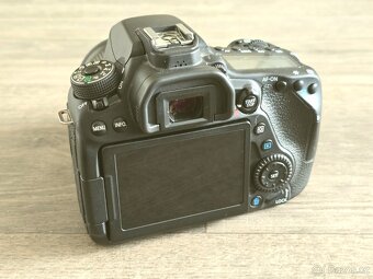 Canon EOS 80D + 2 objektivy + 3 baterie - 2