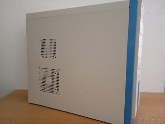 Starší PC skříň s DVD mechanikou a disketovou jednotkou - 2