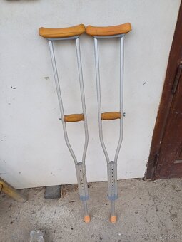 Mobilní záchod, berle. - 2
