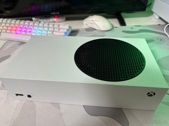 xbox series s s ovladacem - 2