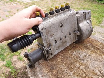 Vstřikovací palivové čerpadlo praga v3s - 2