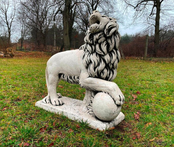 Lvi z betonu - levý + pravý / pár / - 2