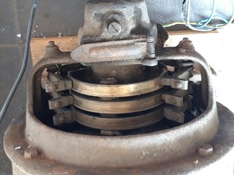 Historický otevřený motor s řemenicí - 2