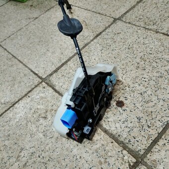 Zámek pravých zadnich dveří vw golf plus. - 2