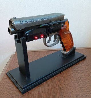 Replika NECA Blade Runner Blaster měřítko 1:1 - 2