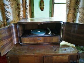 Historický skříňový gramofon - 2