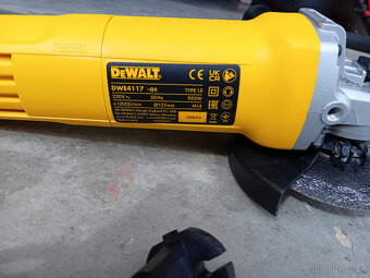 úhlová bruska Dewalt - 125mm, 950W - 2