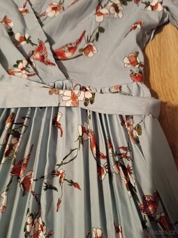 plisované šaty PrettyLittleThing - 2