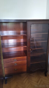 Masivní dubová skříň z 20. let 20. století - 2