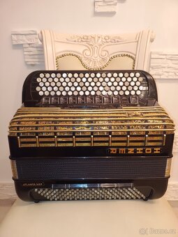 Opravář prodává knoflíkovou harmoniku B Griff - 2