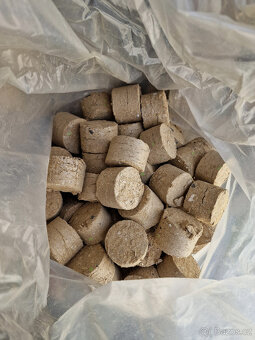 Dřevěné brikety á 150,- za pytel cca 25-30 kg - 2